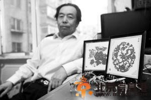 失明男子靠草编手艺年入十几万 养活自己和家人