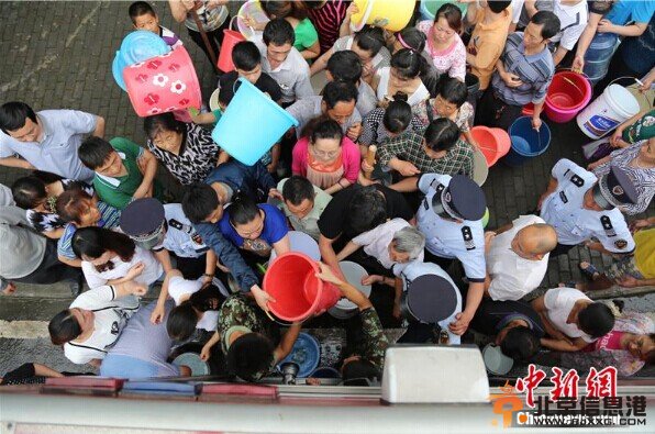 重庆3万居民断水 主城供水管道破裂[组图]