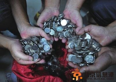 民讨薪工获300公斤硬币 黑心老板故意刁难[图]