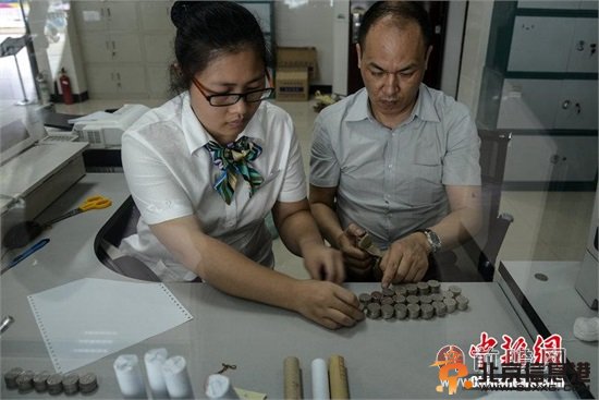 民讨薪工获300公斤硬币 黑心老板故意刁难[图]