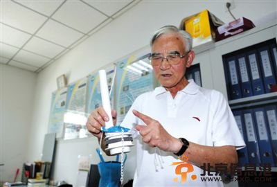 7旬老人自制马桶节水器 小区累计节水近30万吨(图)