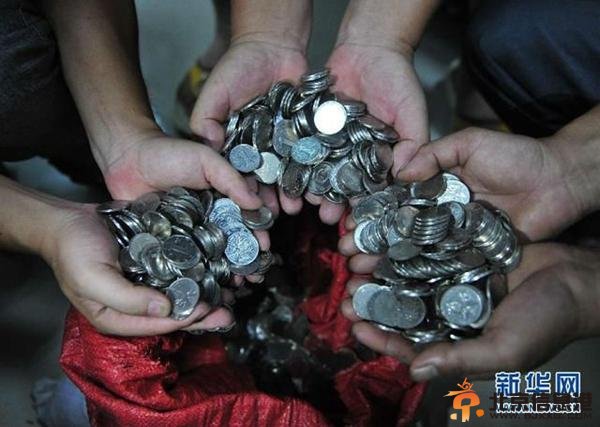 民工讨薪获300公斤硬币 清点1小时打两辆车运回