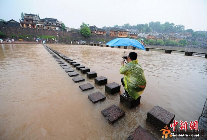 湖南凤凰古城遭暴雨袭击 城内沱江水位猛涨