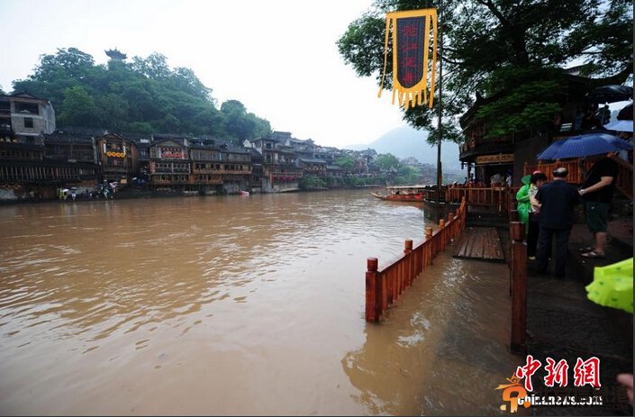 湖南凤凰古城遭暴雨袭击 城内沱江水位猛涨