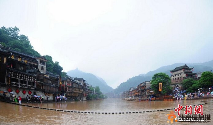 湖南凤凰古城遭暴雨袭击 城内沱江水位猛涨