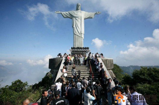 男子爬巴西耶稣像顶自拍 秀极限瞬间