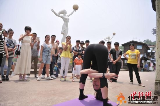 <a href='http://www.bjxxg.cn/edu/liuxue/' target='_blank'><u>留学</u></a>生路边练瑜伽网络走红 性感美女一展好身手