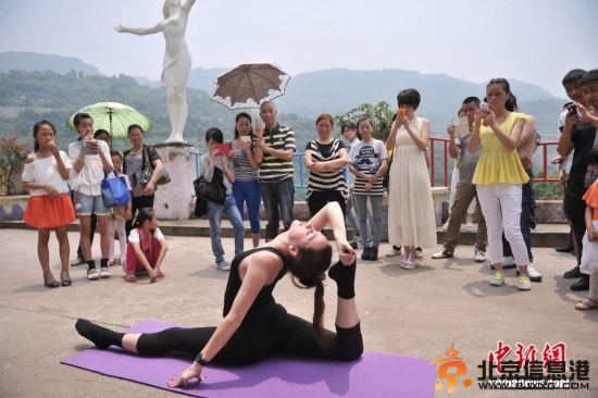 <a href='http://www.bjxxg.cn/edu/liuxue/' target='_blank'><u>留学</u></a>生路边练瑜伽网络走红 性感美女一展好身手