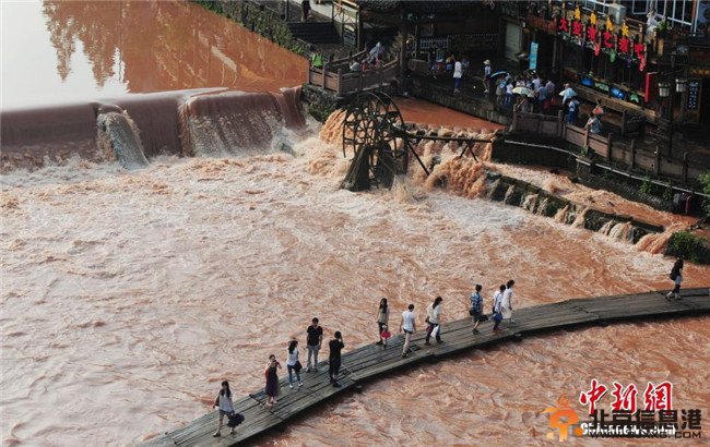 湖南凤凰古城遭暴雨 景点几近淹没众游客合影留念【组图】