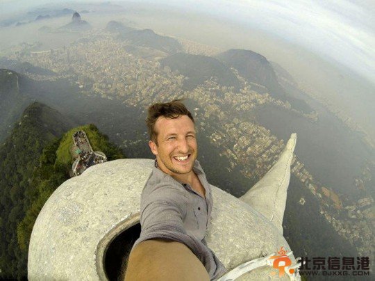 男子脚踩巴西耶稣像头顶摆拍 成第一位在此自拍的人