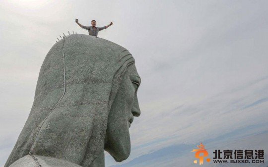 男子脚踩巴西耶稣像头顶摆拍 成第一位在此自拍的人