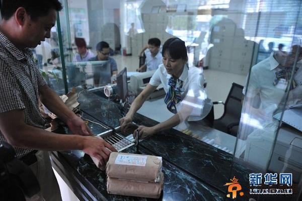 民工获300公斤硬币 回应：气头之上采取的做法