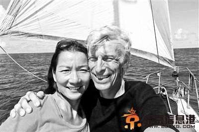 在太平洋上航行的若赋（右）和万金玉