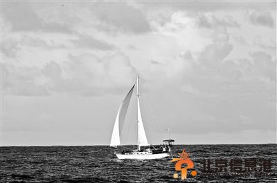 夫妇俩所驾驶的二手帆船