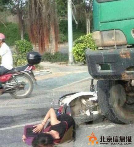 女学霸遇车祸仍背单词 高校校花学霸私生活/图