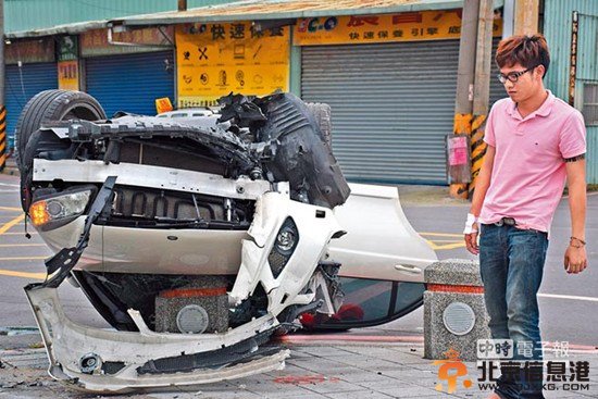 男子学漂移变“翻滚”奔驰车毁人无碍（图）