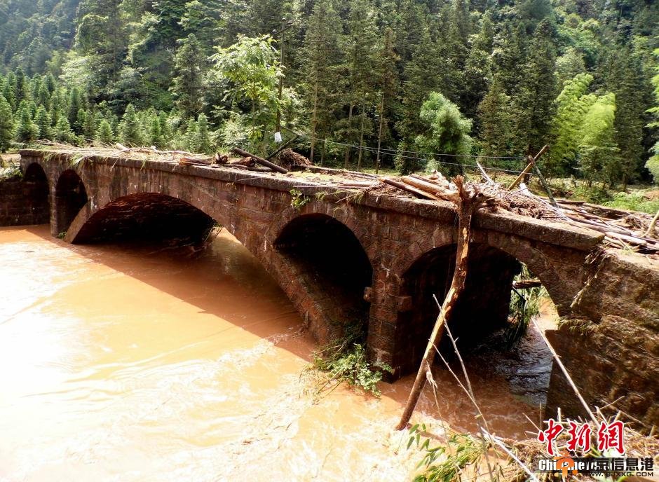 四川泸州景区突遭暴雨山洪袭击
