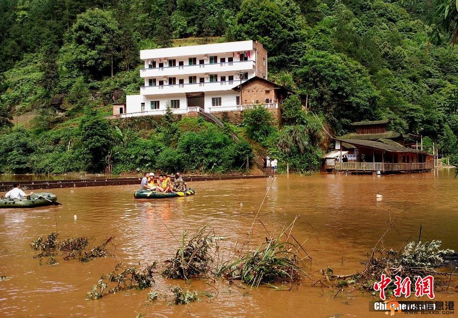 四川泸州景区突遭暴雨山洪袭击