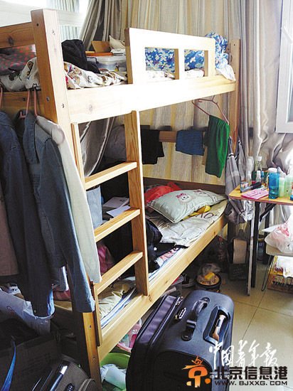 群租房内床位一角，厨房与床隔着一面玻璃。本报记者 杨杰摄