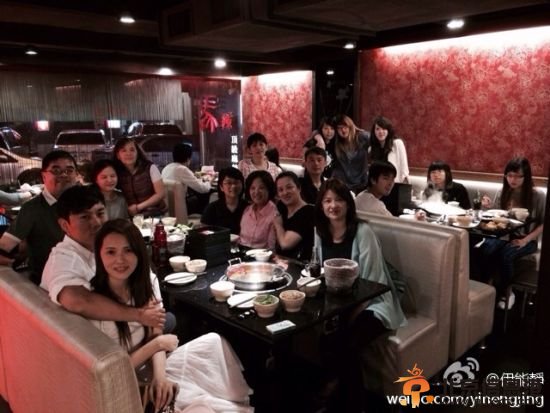 伊能静秦昊现身家宴亲密搂肩 一同接孩子
