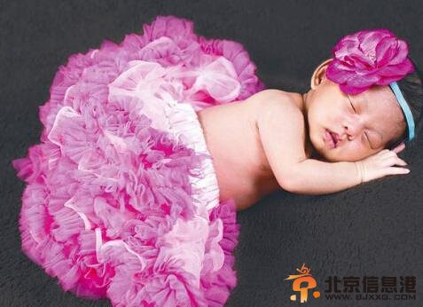 吴佩慈懒理小三风波与富豪男友为女办百日宴