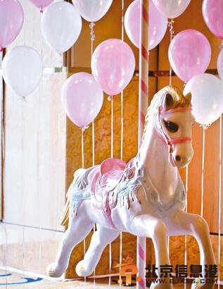 吴佩慈懒理小三风波与富豪男友为女办百日宴