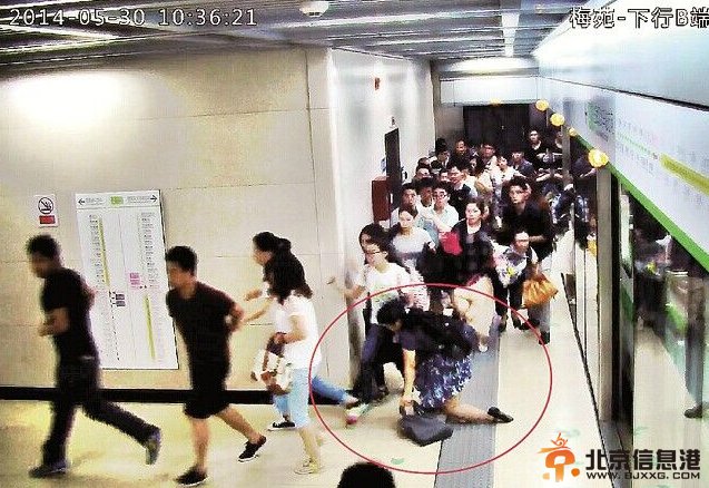 武汉地铁劫案 碎花裙趁乱拎包失主微博寻人