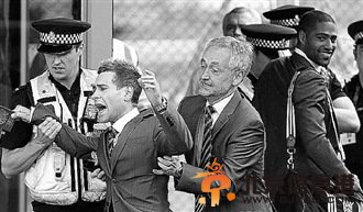 英国喜剧演员混上英格兰专机警察将其拖走（图）