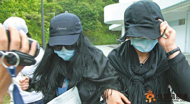 李悦彤疑似现身为父亲认尸 口罩遮面走路蹒跚