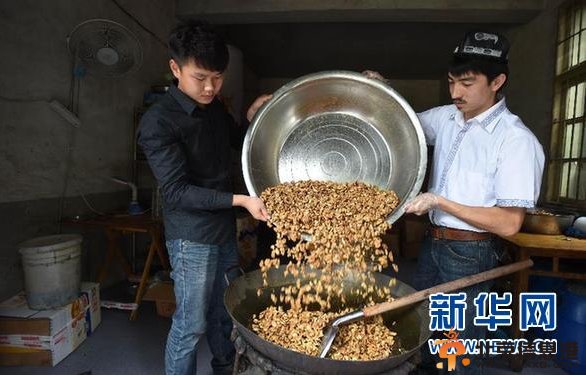 维汉三小伙合伙卖切糕日赚十万成“糕富帅” 上演真实版“中国合伙人”(组图) 