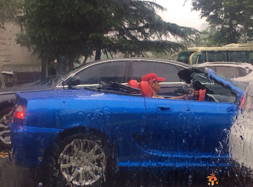 土豪雨中开敞篷车引围观 司机开车表情非常淡定