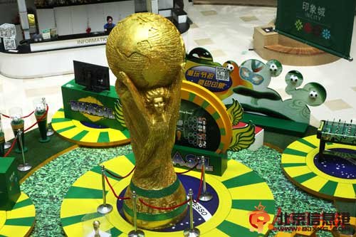 巨型大力神杯高5米亮相苏州 世界杯主题艺术陈列品亮相（俯瞰图）