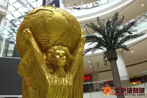 巨型大力神杯高5米亮相苏州 世界杯主题艺术陈列品亮相（俯瞰图）