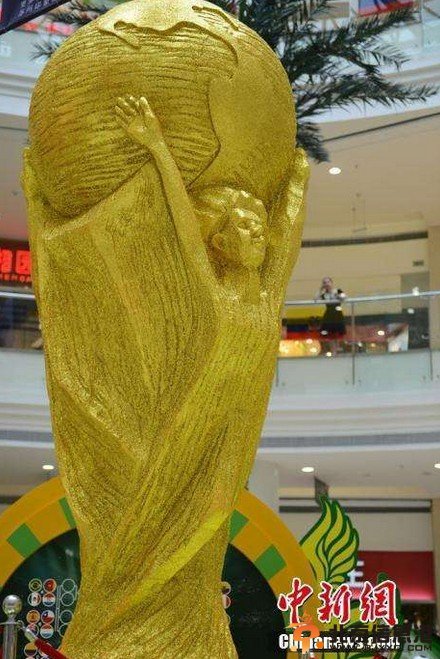 巨型大力神杯高5米亮相苏州 世界杯主题艺术陈列品亮相（俯瞰图）