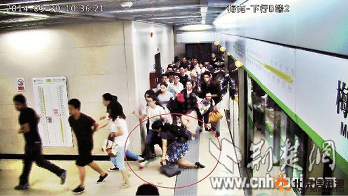 武汉地铁“碎花裙”女子 警察喊你回来还包