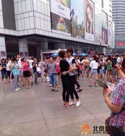 男男接吻大赛在成都春熙路上演 路人驻足纷纷围观拍照【组图】