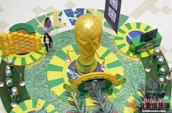 巨型大力神杯亮相苏州 5米高大力神杯传递狂热世界杯气息