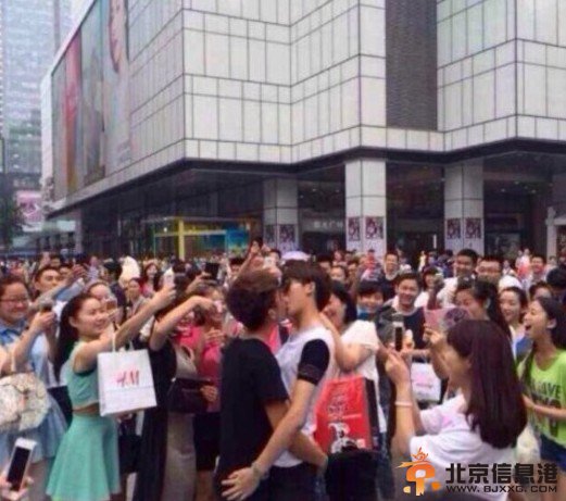 成都春熙路上演劲爆一幕：男男接吻大赛 引路人围观