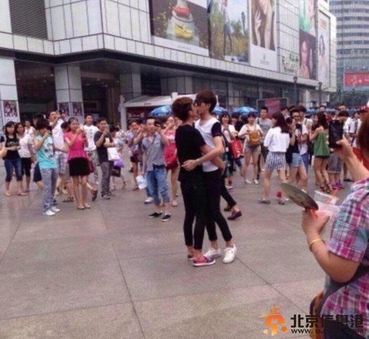 成都春熙路上演劲爆一幕：男男接吻大赛 引路人围观