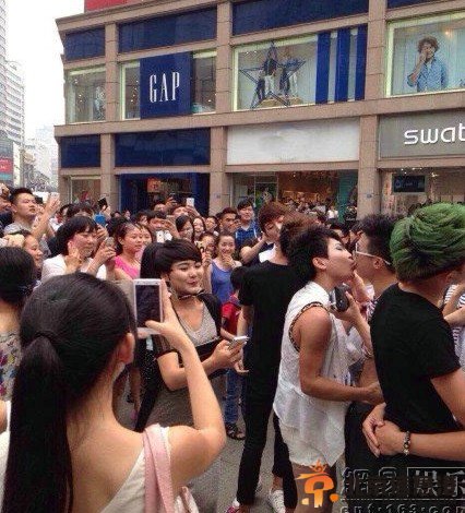 成都春熙路上演劲爆一幕：男男接吻大赛 引路人围观
