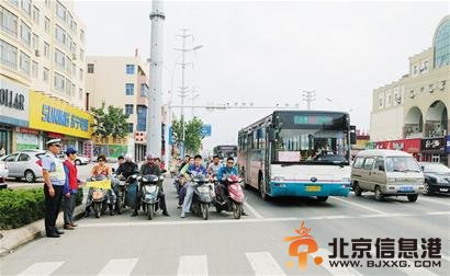 青岛3000公职人员客串协管保洁 站岗扫街