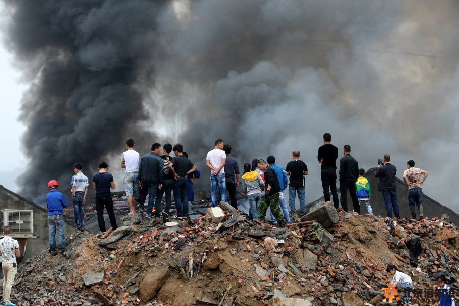 厂房大火上百人围观 10分钟后仅两人报警(图)