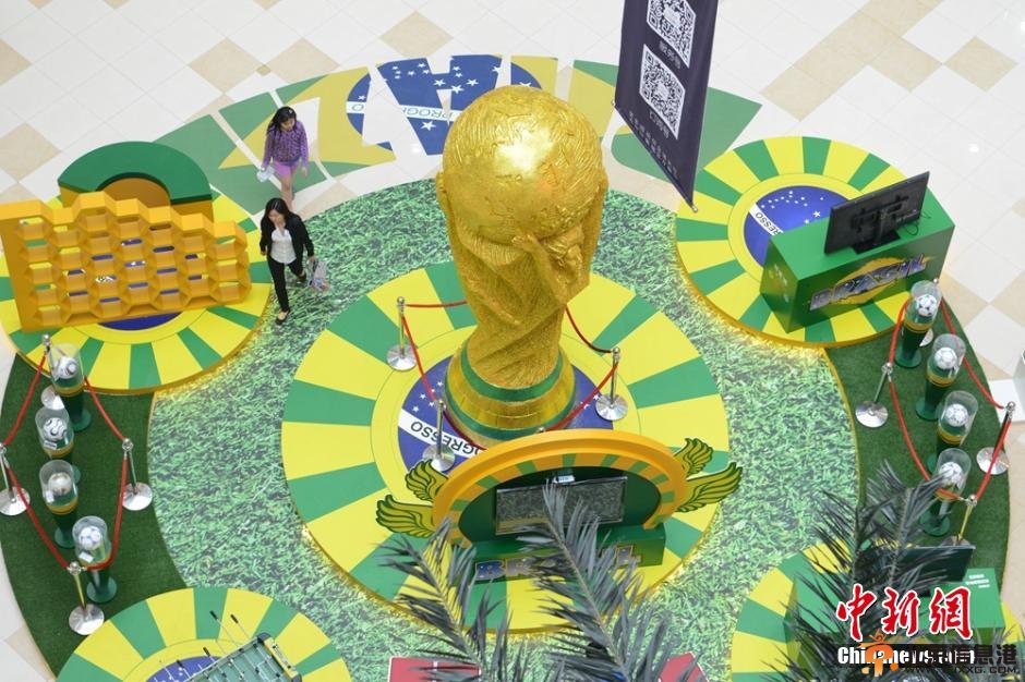 <p>　　6月3日，巴西世界杯开赛前夕，一组“世界杯”主题艺术陈列品亮相苏州印象城，其中包括5米高的“大力神杯”、各届世界杯比赛用球静态展示和体感射门游戏、桌面足球等互动游戏，众多市民置身其中，提前感受狂热的“世界杯”气息。</p>