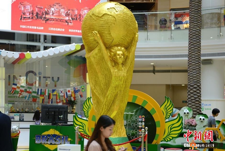 <p>　　6月3日，巴西世界杯开赛前夕，一组“世界杯”主题艺术陈列品亮相苏州印象城，其中包括5米高的“大力神杯”、各届世界杯比赛用球静态展示和体感射门游戏、桌面<a href='http://www.bjxxg.cn/sports/zuqiu/' target='_blank'><u>足球</u></a>等互动游戏，众多市民置身其中，提前感受狂热的“世界杯”气息。</p>