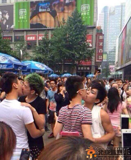 成都春熙路男男接吻引围观 节操碎了一地【图】