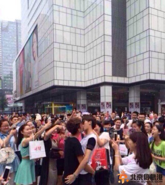 成都春熙路男男接吻引围观 节操碎了一地【图】