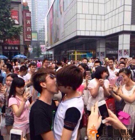 男男接吻大赛在成都春熙路上演 路人驻足纷纷围观拍照【组图】