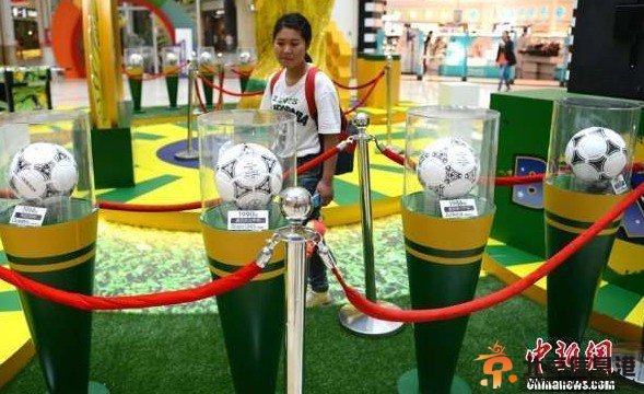五米高巨型大力神杯亮相苏州 印象城内各届世界杯比赛用球静态展示