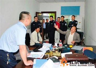 吴廷标在监狱办公室大声要求警察放人。