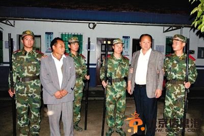 5月17日，岳阳监狱，自称是联合国官员的男子被当场抓获。